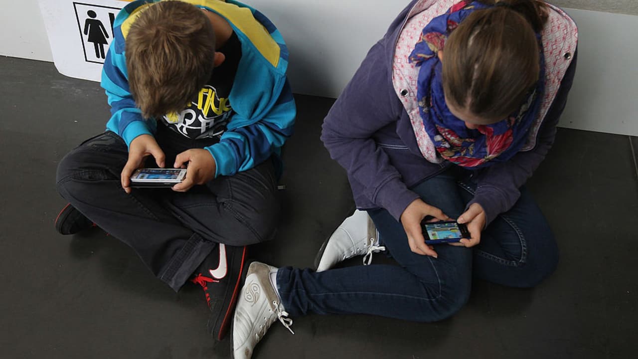 Ten cuidado con el tiempo que tus hijos pasan usando dispositivos electrónicos: puede afectar su aprendizaje