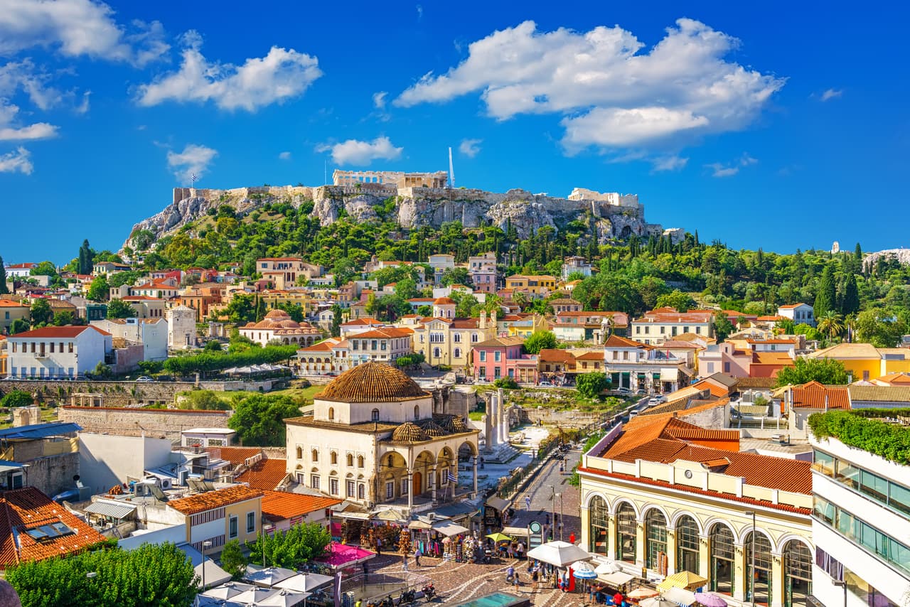 <h3 class="cms-H3-H3">10. Atenas, Grecia</h3>
<br>
<br>Gracias a la inversión pública de los últimos años, la capital griega se ha ido transformando en un sitio más amigable para los ciclistas y peatones. Además, el constante 
<a href="https://www.univision.com/temas/clima">clima </a>cálido durante gran parte del año termina por generar un contexto mucho más favorable para las actividades al aire libre y 
<b>aprovechar el circuito alrededor de la Acrópolis que muestra las ruinas antiguas, las iglesias bizantinas y el centro de la ciudad moderna. </b>
<br>