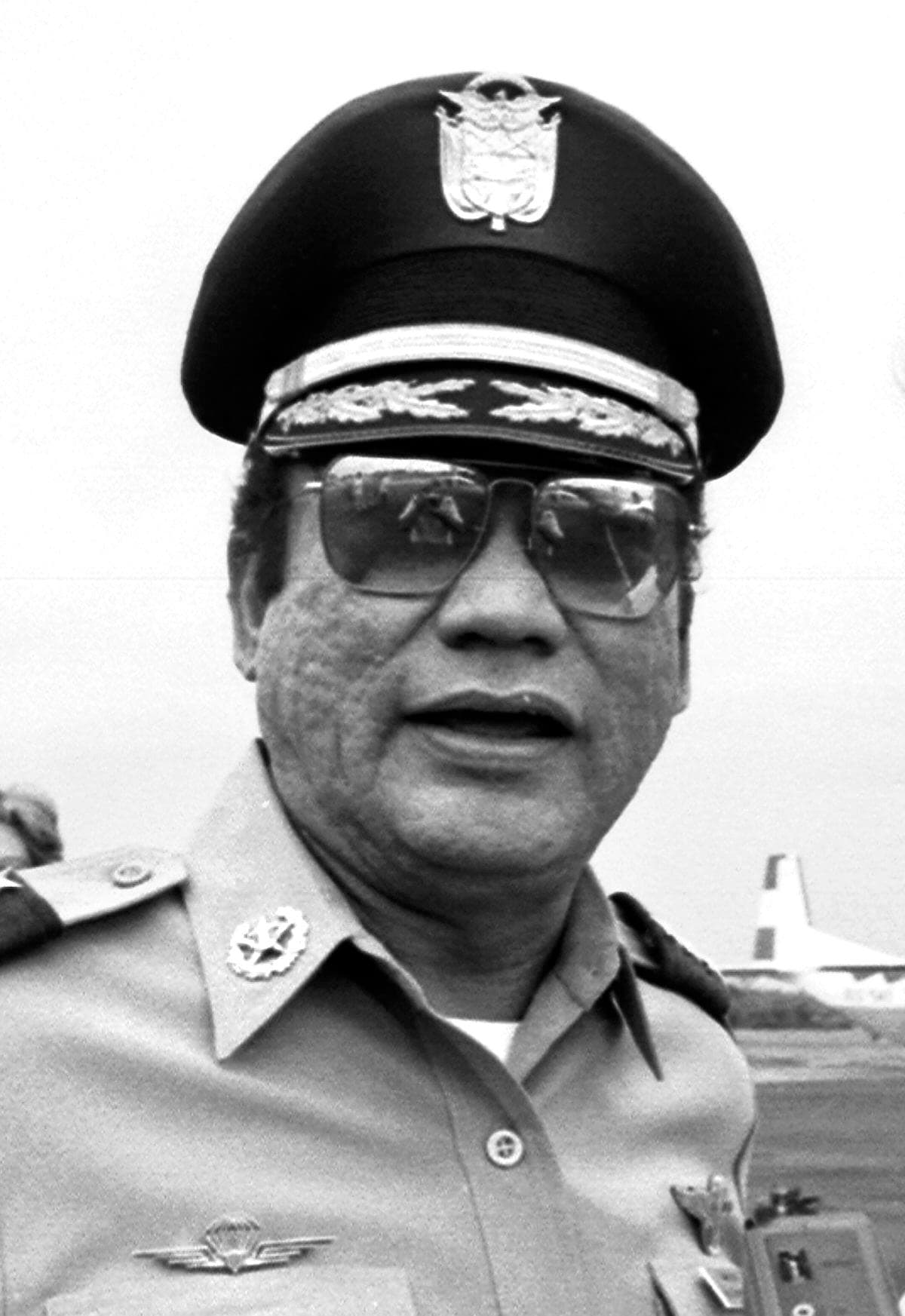 <b>Manuel Antonio Noriega en 1985.</b> Nació en, Ciudad de Panamá en 1934 y se formo en la Escuela Militar de Chorrillos, en Lima, Perú. En 1961 conoció al entonces mayor de la Guardia Nacional Omar Torrijos, y este lo animó a ingresar en ese cuerpo militar. Desde entonces Noriega fue uno de los hombres más cercanos a Omar Torrijos, quien siendo general gobernó Panamá desde 1868 hasta 1981. Manuel Antonio Noriega apoyó a su mentor cuando dió el golpe de estado que lo llevó al poder y fue su jefe de inteligencia en esos años. Desde antes de la llegada al poder de Omar Torrijos, Noriega colaboraba secretamente con la CIA, que investigaba la expansión del comunismo en America Latina.