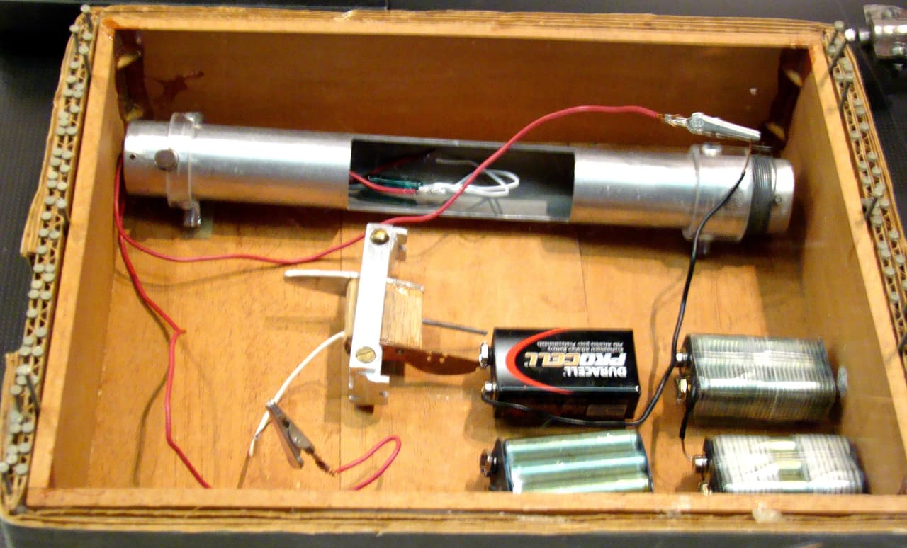 Al primer paquete explosivo de 1978 le siguieron otros ataques con cartas bomba dirigidas a agentes de aerolíneas. Antes de conocer la identidad de Kaczynski, el FBI usaba el la palabra ‘Unabom’ (university and airline bomber, en inglés) para referirse al caso. La fotografía es de la reproducción de una bomba fabricada por Kaczynski construida por el FBI, expuesta en el Newseum de Washington DC.