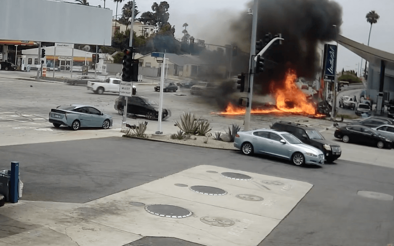 Los carros explotaron en llamas y 
<b>finalizaron en una de las columnas de una estación de gasolina. </b>