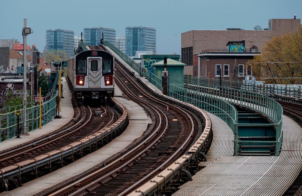 El subway de Nueva York es el 
<b>quinto sistema de transorte subterráneo más largo del mundo,</b> con una longitud total de ruta de 368 km. Superado solamente por Seoul (Corea), Shanghai (China), Beijing (China) y London (Reino Unido). 
<br>