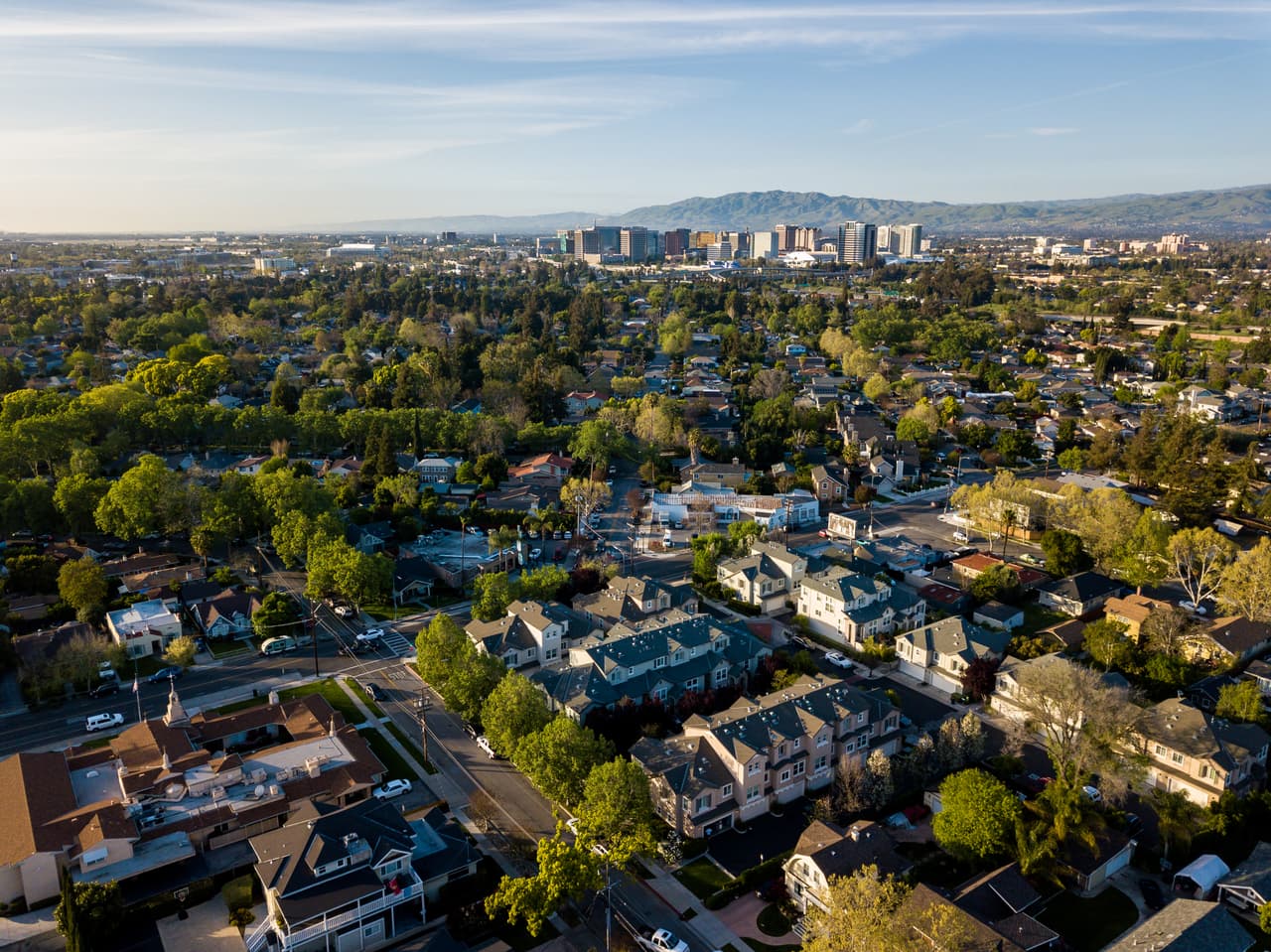 <h3 class="cms-H3-H3">6. California</h3>
<br>
<br>💊
<b> Esperanza de vida (2020):</b> 79.0 años (empate).
<br>
<br>💊
<b> Modificación con respecto a 2019: </b>-1.9%
<br>
<br>💊 
<b>Porcentaje de personas sin seguro médico: </b>7.2%
<br>
<br>💊 
<b>Población: </b>39,346,023
<br>
