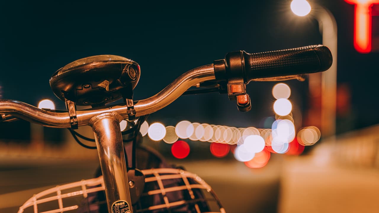 Phoenix y otras ciudades alrededor de Arizona buscan soluciones para proteger a los miles de ciclistas que utilizan las calles y ocasionalmente se accidentan al impactarse contra los autos.