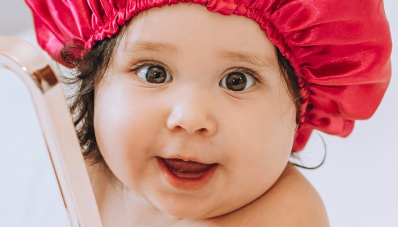 Bebê usando touca na cabeça