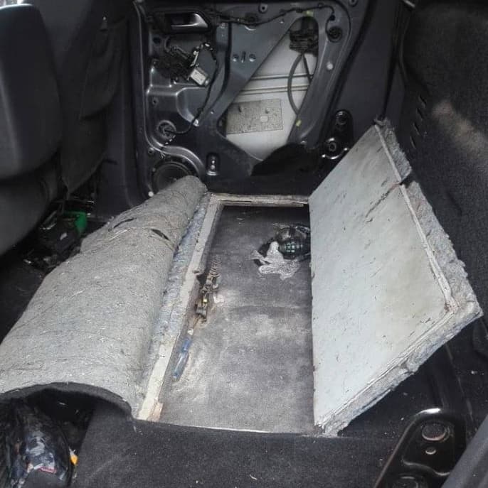 El compartimiento oculto fue encontrado debajo de los asientos de uno de los autos de Nery López cuando fue arrestado el 6 de junio de 2018.