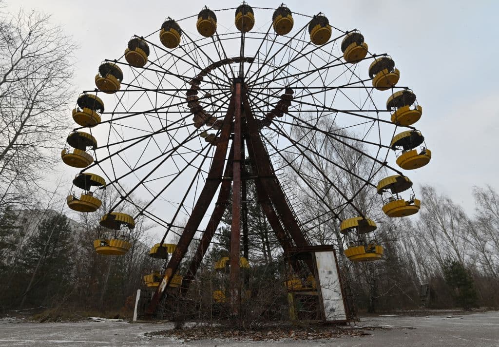 Una rueda de la fortuna se mantiene de pie, cubierta de óxido como un monumento a los efectos del uso de la tecnología en la ciudad fantasma de Prípiat, de donde miles de personas salieron sin que hayan podido volver.