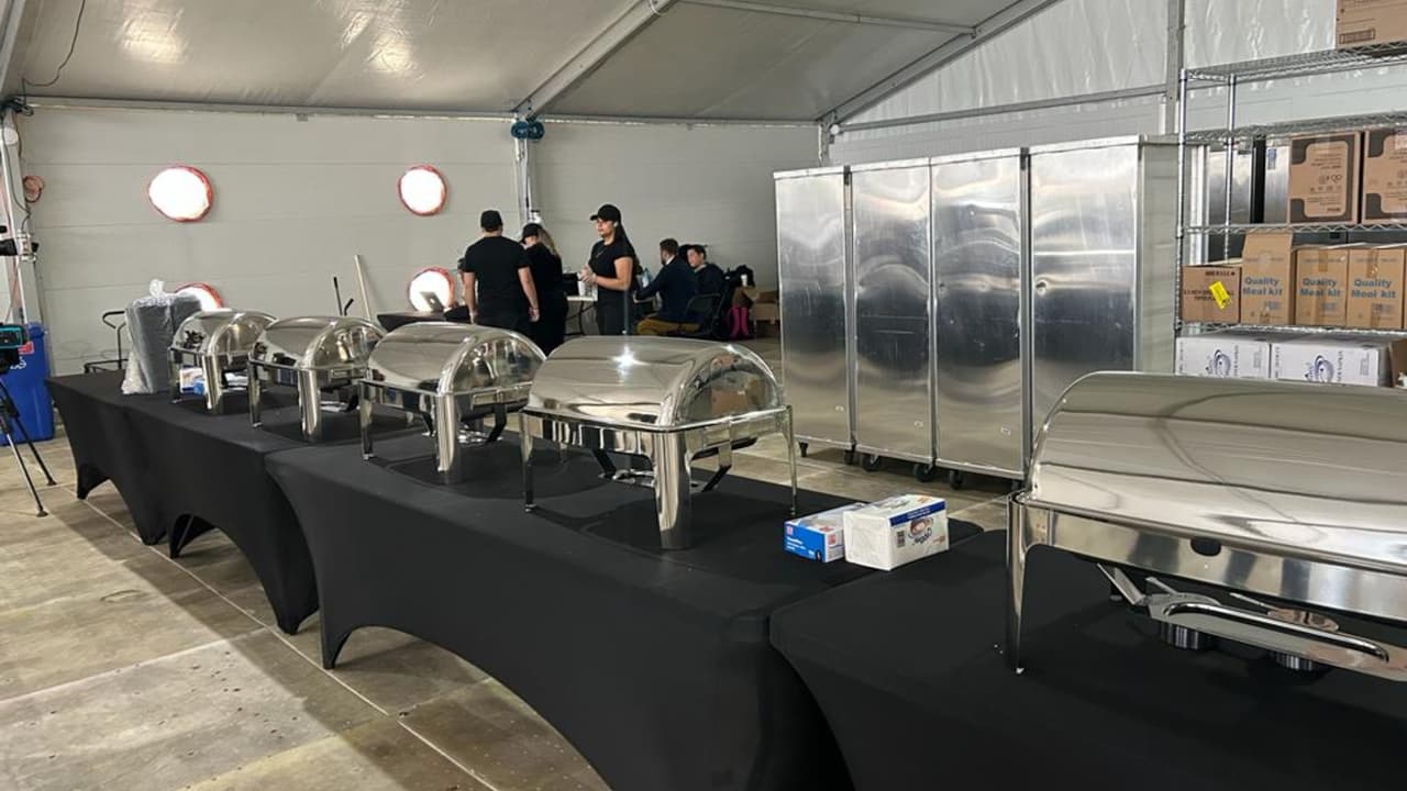 El refugio de Floyd Bennett Field también cuenta con una cafetería que va a estar abierta las 24 horas el día, disponible para las familias inmigrantes.