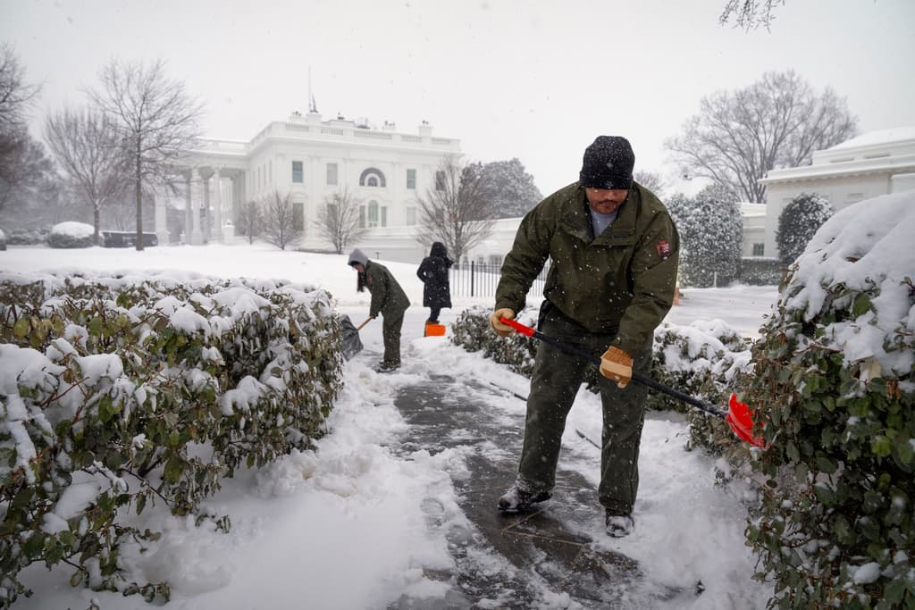 La última tormenta metropolitana en DC sucedió en 2022. Los trabajadores del Servicio de Parques Nacionales se movilizaron para limpiar un camino durante una tormenta invernal en la Casa Blanca.