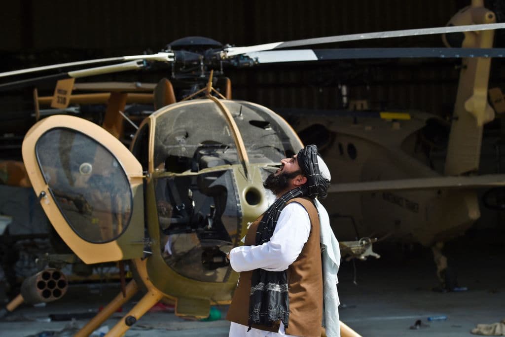 Los talibanes han prometido a la comunidad internacional 
<b>que permitirán salir del país a los afganos que tengan la documentación</b> necesaria cuando puedan reabrir el aeropuerto, pero todavía no hay fecha para eso y necesitarán ayuda de otras naciones como Turquía.