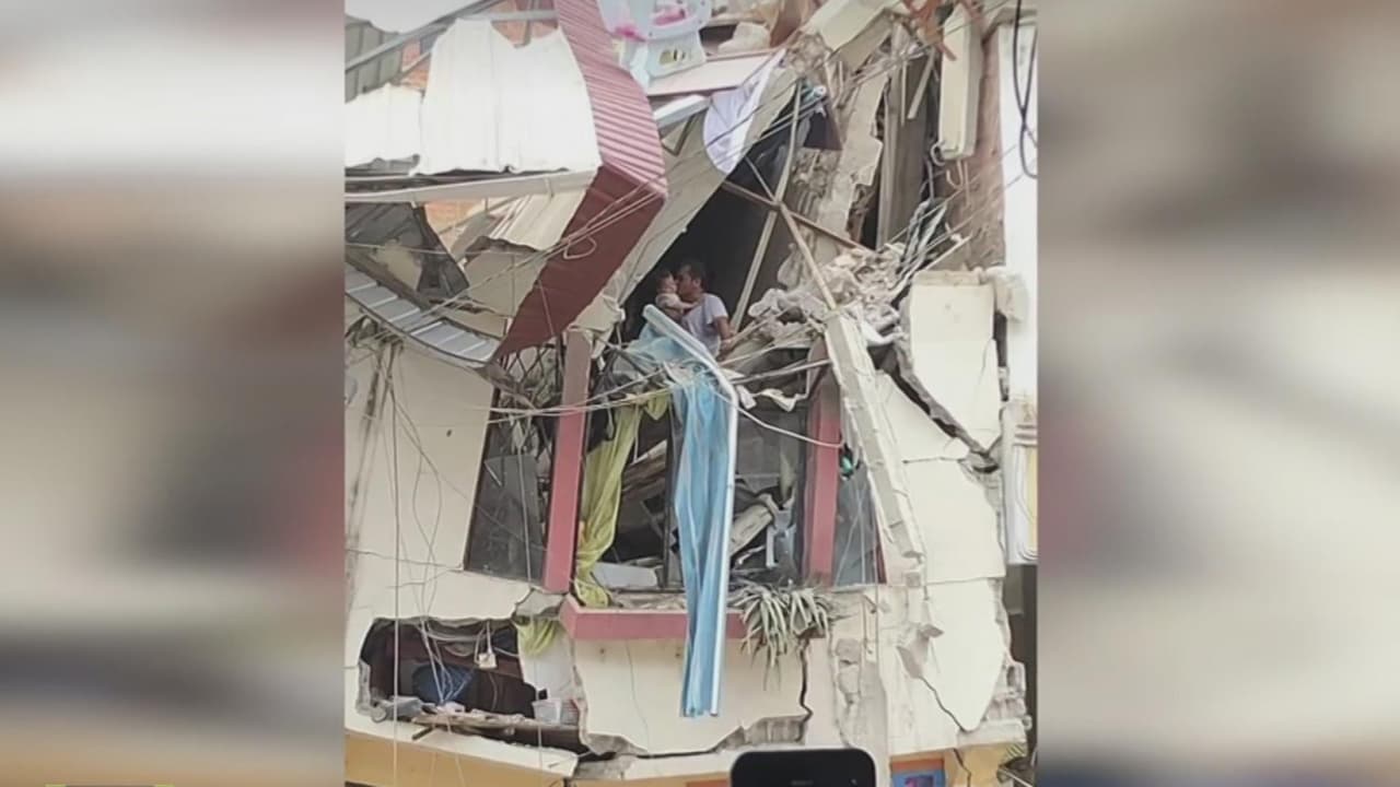 <b>Rescatan a un bebé de 8 meses entre los escombros tras el terremoto en Ecuador</b>
<br>
<br>El sismo de 6.6 se registró al mediodía del sábado y dejó un saldo de al menos 14 personas muertas y cientos de heridos. Una bebé logró sobrevivir a la destrucción de un edificio en una de las zonas más afectadas.