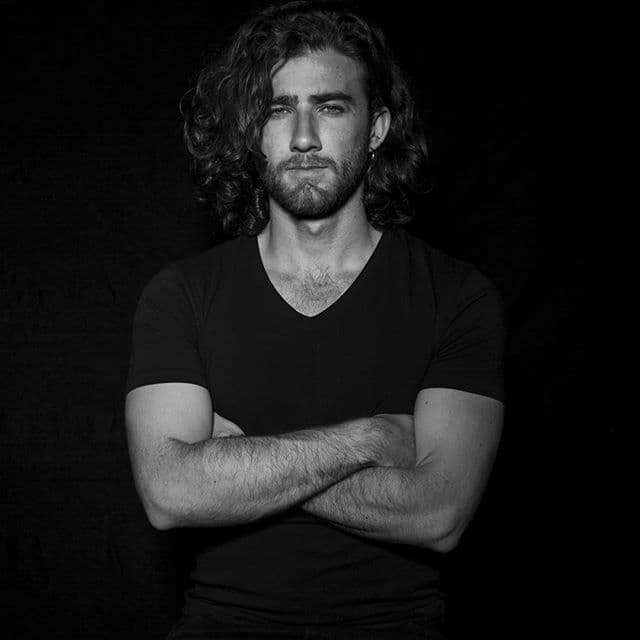 Él es José Luis, es músico, actor y modelo, podría ser el príncipe azul de cualquier mujer.