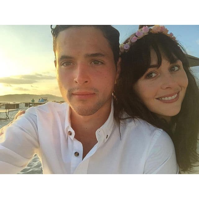 Zuria tiene una hermana, Marimar, pero también este galán es su hermanito. Se llama Gonzalo.