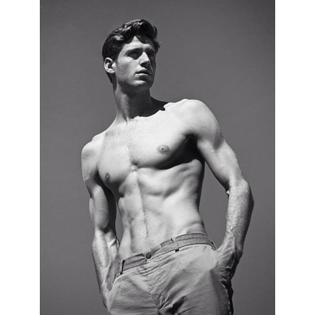 El argentino es tan guapo que se dedica al modelaje, al igual que Horacio en sus inicios.