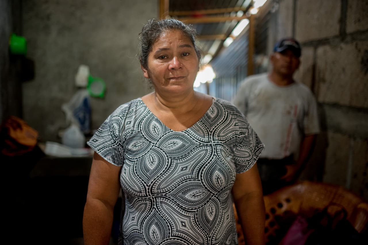 <b>La abuela de la víctima más joven de las protestas. </b>Enecilia Mairena vio cuando la bala de una AK-47 atravesó la pared de piedra cantera de su vivienda e impactó en el mentón de William, su nieto de 18 de meses que estaba en brazos de su padrastro. El pequeño continúa vivo pero han sido días duros para esta abuela que cría a este bebe desde hace meses, cuando la madre emigró a Costa Rica en busca de empleo. William es, hasta ahora, la víctima más joven de la represión. 
<a href="https://www.univision.com/noticias/america-latina/un-bebe-de-18-meses-con-una-herida-de-bala-en-el-cuello-la-victima-mas-joven-de-la-represion-en-nicaragua">Su caso conmocionó a la ciudad norteña de Matagalpa y Nicaragua en general. </a>
<br>