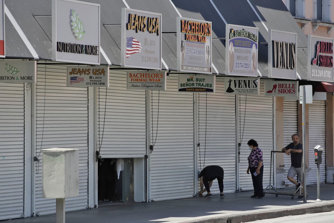 De acuerdo con Newson, aquellos negocios de bajo riesgo tendrán que seguir rigurosas medidas de prevención de 
<a href="https://www.univision.com/local/los-angeles-kmex/mapa-del-coronavirus-en-california-busca-tu-condado-y-enterate-de-los-casos-confirmados-y-fallecidos">contagios del covid-19</a>, sin aglomeraciones de clientes dentro de los locales y solo para retirar los productos.