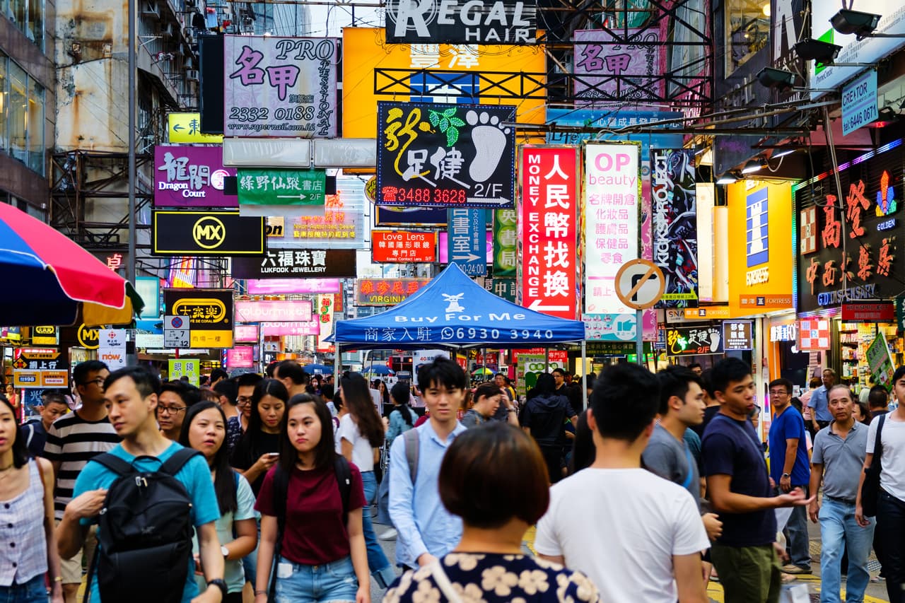 <b>Puesto 1. Hong Kong, China.</b> La pequeña potencia económica fue devuelta por los británicos en 1997 para que fuera supervisada como una región especial de China, con autonomía y libertades. Sin embargo, las restricciones que con el tiempo le ha impuesto el gigante asiático han producido un caos social que ha afectado a la economía. En esta urbe, el costo de la vivienda es aproximadamente 20 veces más alto que el ingreso familiar promedio, el mayor de todas las ciudades analizadas para este ranking. 
<i><a href="https://www.univision.com/noticias/pobreza/en-fotos-vivir-en-una-casa-ataud-la-alternativa-de-los-mas-pobres-en-hong-kong-fotos"><u>Vea aquí las fotografías de las ‘casas ataúd', la alternativa de los más pobres en Hong Kong.</u></a></i>