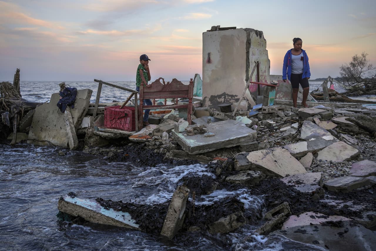 Luego 
<a href="https://www.univision.com/entretenimiento/cultura-pop/hielo-fuego-que-es-cientificos-alertan-impacto-calentamiento-global">el cambio climático empujó al mar contra la pequeña ciudad.</a> Las inundaciones provocadas por uno de los aumentos del nivel del mar más rápidos del mundo y por tormentas invernales cada vez más brutales prácticamente han destruido El Bosque. 
<br>