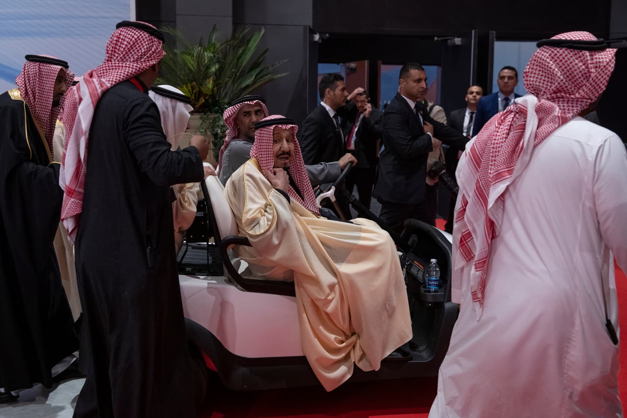 <h3 class="cms-H3-H3">1. Casa de Saúd</h3>
<br>
<br>La familia real de Arabia Saudita, la casa de Saúd, tiene más de 15,000 miembros. No obstante, solo 2,000 tienen la mayoría de la fortuna familiar, que se calcula en 1.4 billones de dólares. Su principal fuente de ingresos es el petróleo. 
<br>
<br>De acuerdo con Naira Metrics, la casa de Saúd es propietaria del 98.2% de la principal petrolera de Arabia Saudita, Saudi Aramco, que controla la mayoría de extracciones en la península arábiga. 
<br>