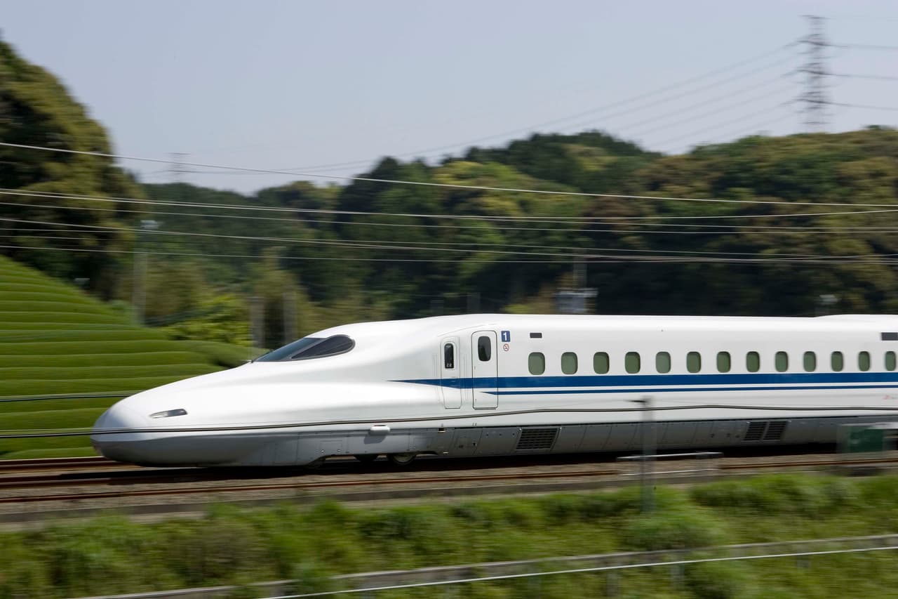 Inversionistas japoneses quieren crear un tren entre Houston y Dallas, similar al ya existente en su país (en las fotos).