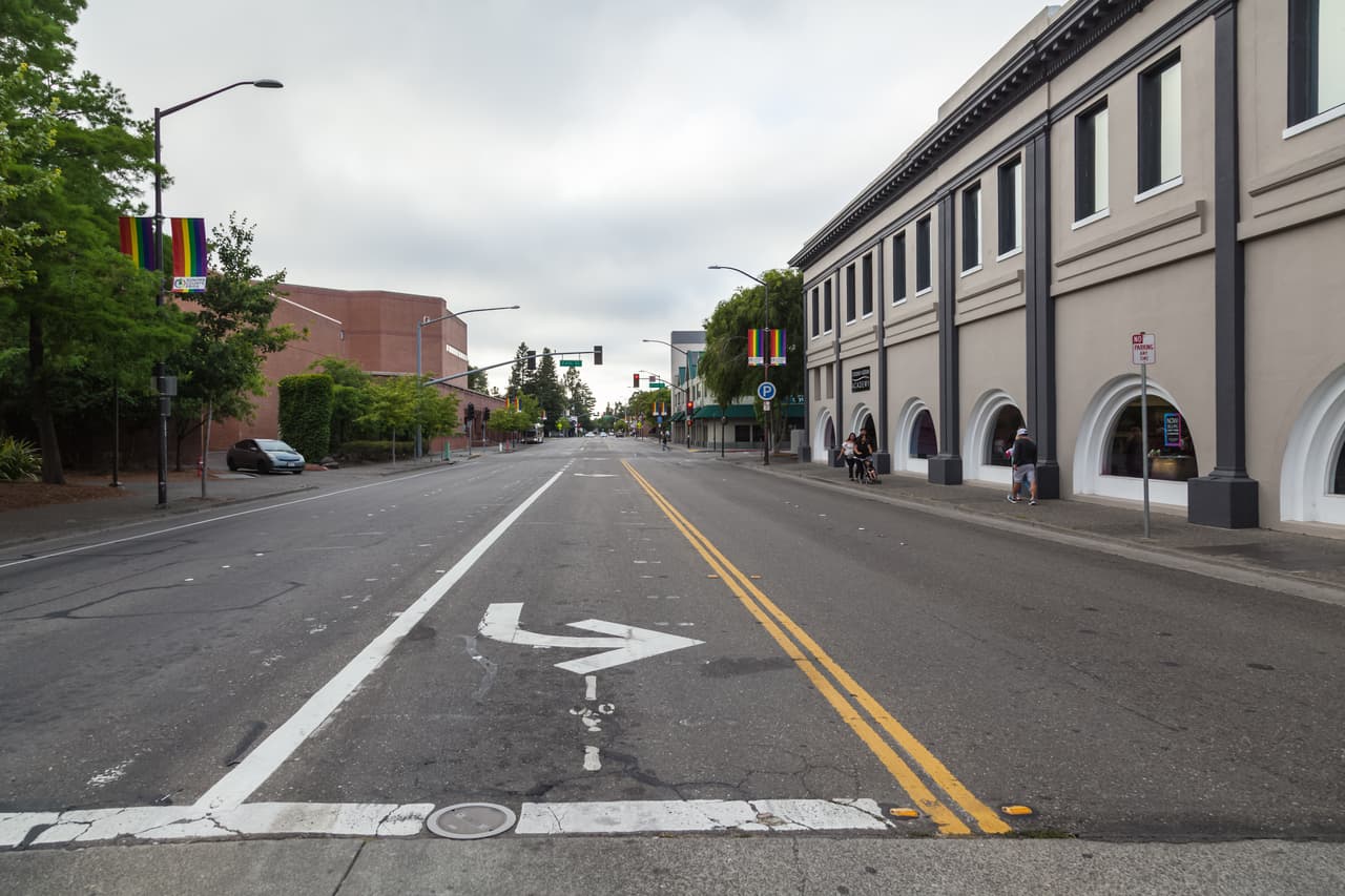 <b>8. Santa Rosa, California:</b> Santa Rosa ocupa el octavo lugar en la lista, con un salario anual promedio de $64,080 y un costo medio de una vivienda de $889,590.