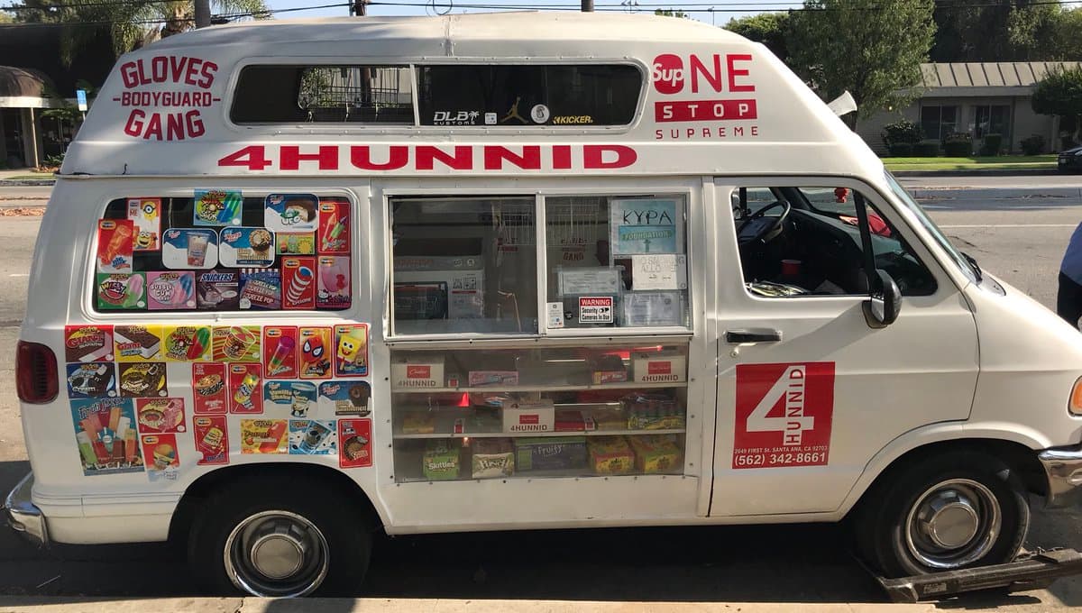 Mientras unos operan a puertas cerradas, otros deciden lo contrario. En este 
<b>camión de helados, la policía de Long Beach, </b>California, informó la detención de dos personas que vendían 
<b>marihuana y metanfetamina.</b>
