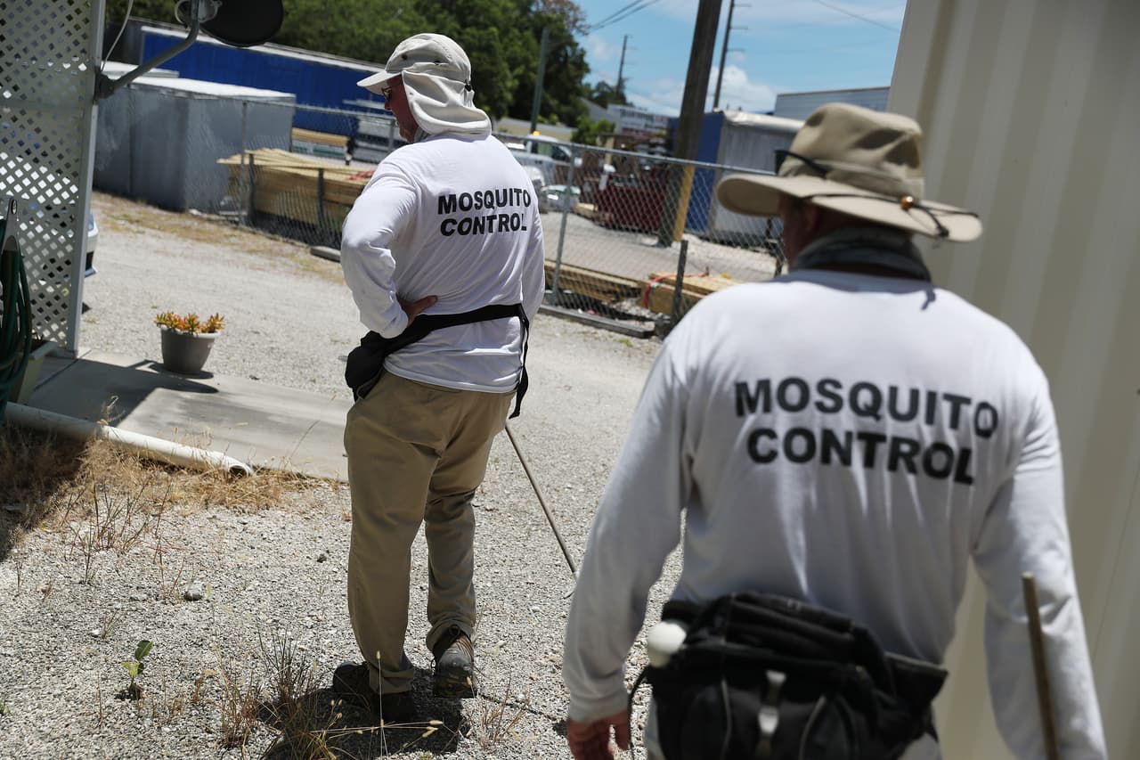 También utilizar repelente contra zancudos en la piel y la ropa cuando se esté afuera, sobre todo las personas que trabajan en áreas donde hay mosquitos. 
<br>