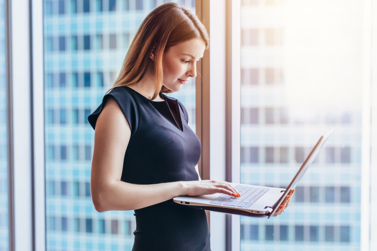 <b>Ropa de trabajo.</b>
<br>
<br>En muchos los empleos en persona se requiere de ‘ropa de trabajo’, que va desde vestuarios informales de negocios hasta trajes elegantes. Sin embargo, el uso de indumentaria especial es limitado en el trabajo remoto.’
<br>
<br>Según FlexJobs.com, desde 2018 el costo promedio de "ropa y servicios" alcanza 1,866 dólares al año. Esto incluye el costo de la indumentaria y su limpieza.
<br>