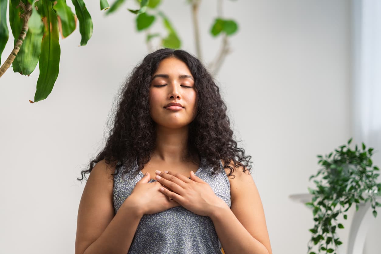 5. 
<b><a href="https://www.univision.com/noticias/salud/mindfulness-atencion-plena-ansiedad" target="_blank">Practica 'mindfulness' o atención plena.</a></b> Las prácticas de atención plena, como los ejercicios de respiración, se han utilizado durante mucho tiempo para 
<a href="https://www.univision.com/noticias/salud/ansiedad-estres-test">tratar la ansiedad. </a>
<br>
<br>Un estudio reciente mostró que los participantes en un programa de 
<b>ocho semanas de intervenciones basadas en la atención plena experimentaron una disminución de la ansiedad similar a la de quienes recibieron escitalopram,</b> un ansiolítico común que suele recetarse bajo la marca Lexapro. 
<br>
<br>Se trata del primer estudio que demuestra su eficacia en comparación con los 
<a href="https://www.univision.com/noticias/salud/visitar-museo-reducir-ansiedad">tratamientos estándar de los trastornos de ansiedad.</a>
