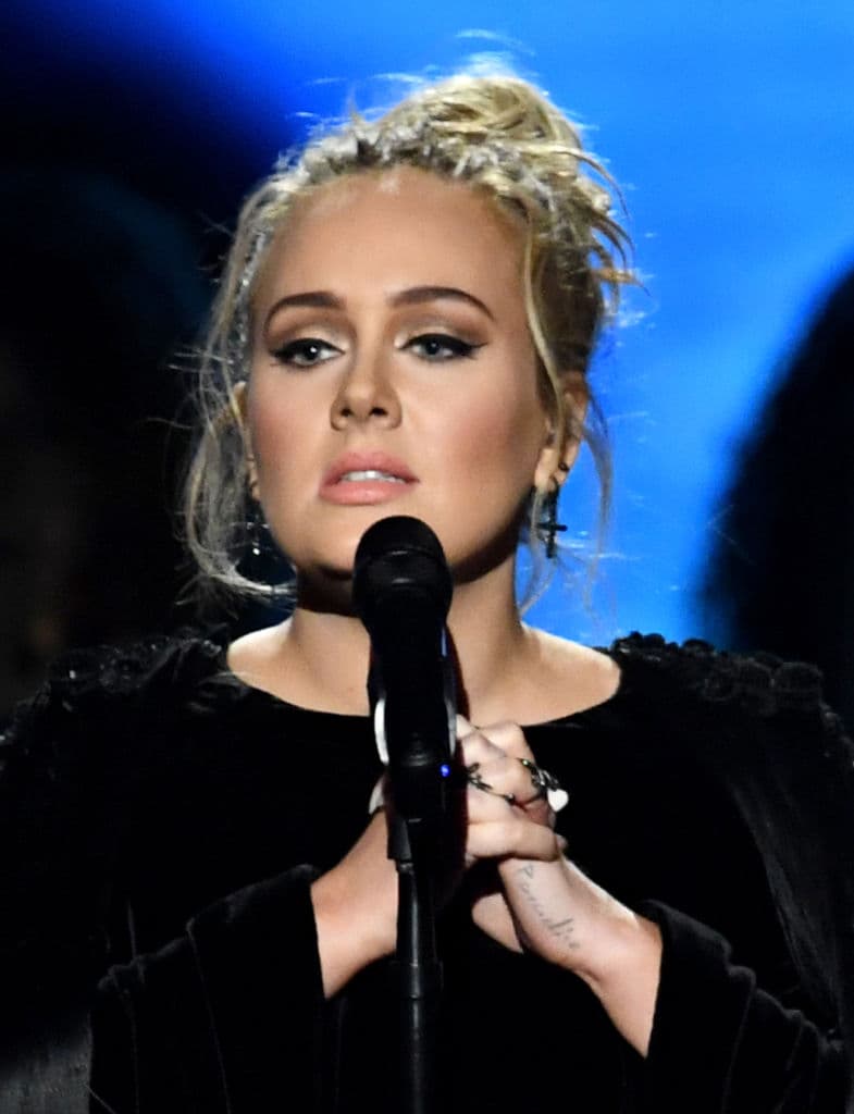 <b>Adele</b>
<br>A principios de 2020, 
<a href="https://www.univision.com/deportes/adele-esta-de-regreso-y-causa-revuelo-en-redes-fotos">la famosa cantante británica</a> sorprendió a sus seguidores al mostrar su pérdida de peso, presumiendo una delgada figura.