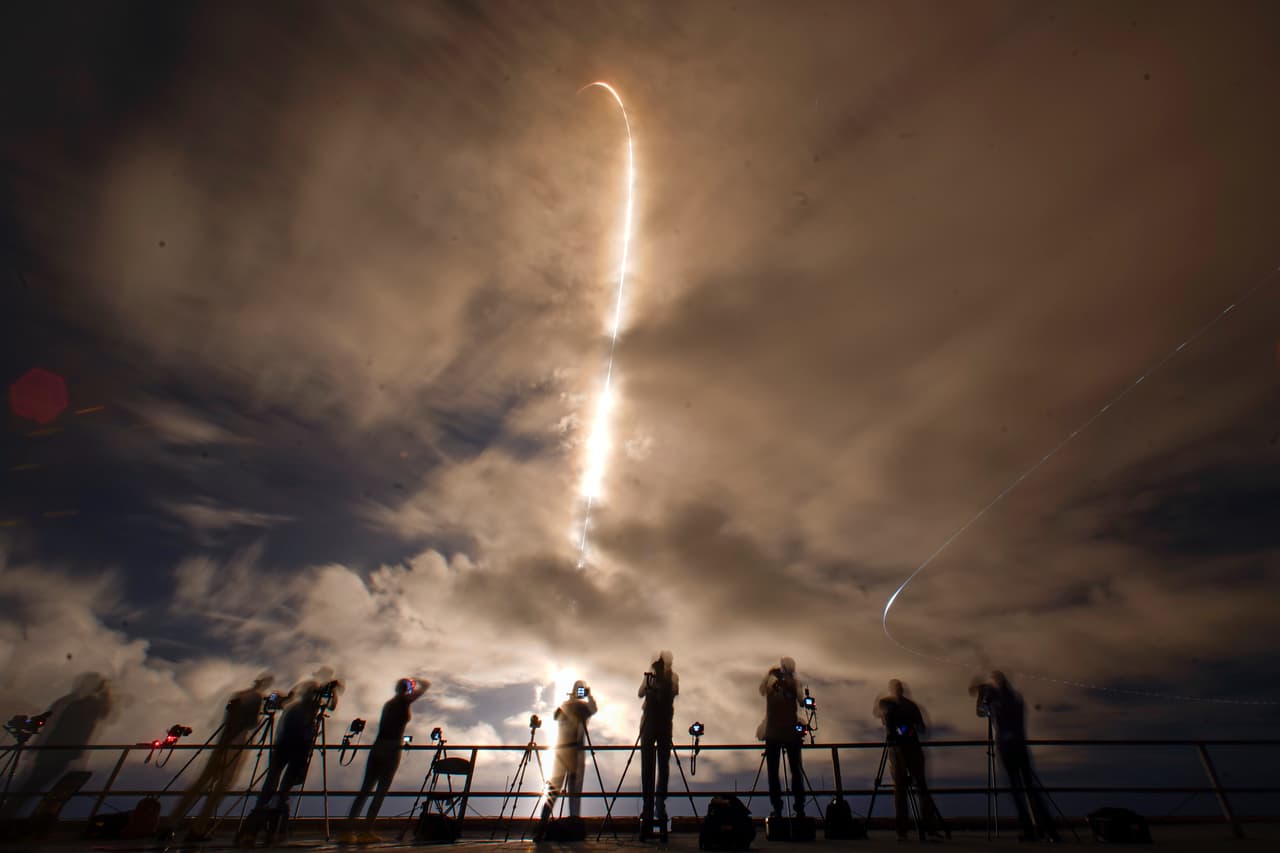 El cohete Falcon 9 de SpaceX con una tripulación de cuatro personas durante su lanzamiento desde el Centro Espacial Kennedy en Cabo Cañaveral, Florida, el lunes 9 de septiembre de 2024. La nave, de la empresa aeroespacial de Elon Musk SpaceX, 
<a href="https://www.univision.com/local/orlando-wven/asi-fue-el-regreso-de-los-astronautas-de-spacex-tras-la-primera-caminata-espacial-civil">marcó la historia como la primera caminata espacial privada y civil de la historia,</a> con la misión espacial 
<i>Polaris Dawn. </i>