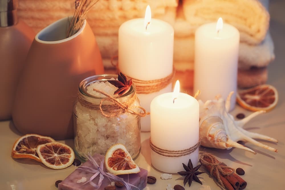 <b>2. </b>Apagas las luces, colocas un par de velas blancas cada una al lado del espejo en cuyo frente te sentarás. Esto se hace para lograr un ambiente adecuado y tranquilo, no tiene que ver nada con ningún ritual ni hay que hacer ningún tipo de rezo, invocación u oración en ningún momento.