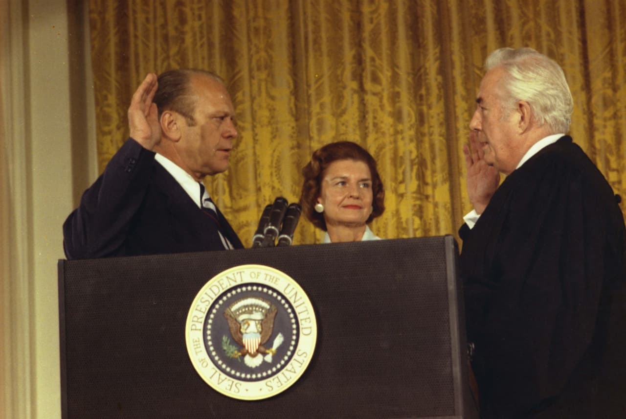 Nixon renunció el 9 de agosto de 1974, luego del 
<a href="https://www.univision.com/noticias/politica/en-que-se-parece-y-en-que-no-el-caso-watergate-a-la-crisis-rusa-de-donald-trump"><u>escándalo de Watergate</u></a>. Su vicepresidente, Gerald Ford, fue juramentado inmediatamente después de la dimisión de Nixon en el Salón Este de la Casa Blanca.