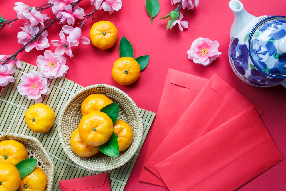 Artículos comunes en su lista de compras incluyen los ingredientes para su cena magna, plantas decorativas, decoraciones de papel, como linternas rojas, así como sobres rojos para hacer sus regalos y altares para recibir bendiciones.