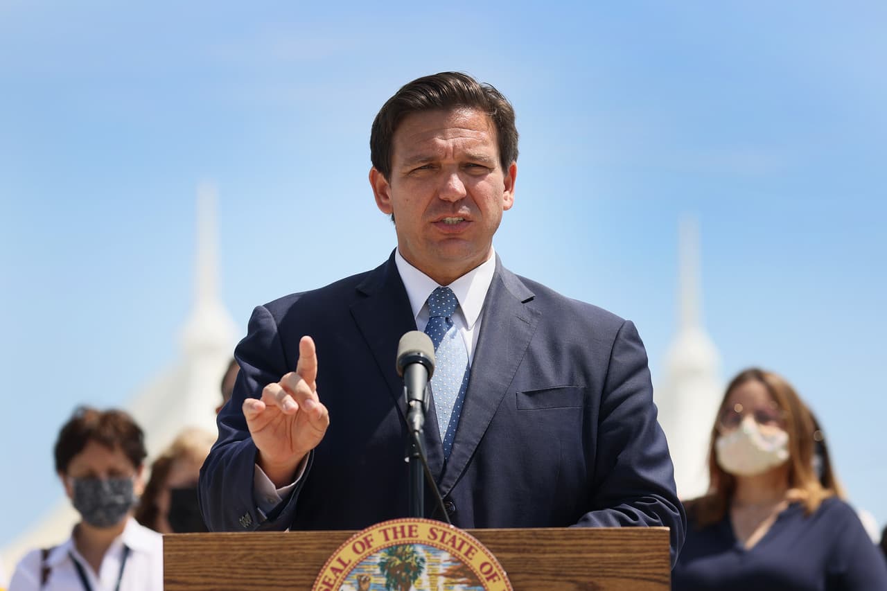 <h2 class="cms-H2-H2">Ron DeSantis - gobernador de Florida</h2> 
<br>
<br>A pesar de haberse mantenido hermético en relación a sus aspiraciones presidenciales, DeSantis se está perfilando como 
<a href="https://www.univision.com/noticias/politica/reeleccion-ron-desantis-gobernacion-florida-marca-futuro-trumpismo-trump">el más fuerte contrincante de Trump</a> en su carrera por lograr la nominación presidencial republicana para 2024.
<br>
<br>Su triunfo en su contienda por la reelección en Florida trajo logros importantes para el Partido Republicano local como haber ganado el codiciado voto latino y haber ganado el populoso condado de Miami-Dade, algo que ningún gobernador republicano había logrado desde que Jeb Bush fue elegido en 1998.
<br>
<br>El alto perfil de DeSantis no ha pasado desapercibido ante Trump, quien ya ha proferido insultos, amenazas, y lo bautizó con un sobrenombre, “DeSanctimonious”, algo reserva para quienes considera como sus verdaderos enemigos.