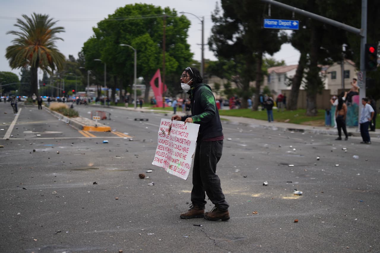 Los operativos, que se realizaron en 
<b>al menos tres lugares confirmados oficialmente</b>, incluyeron la ejecución de órdenes de cateo en un almacén del distrito de la moda. 
<br>
<br>Sin embargo, organizaciones de derechos de los migrantes aseguran que hubo actividad en 
<b>siete ubicaciones</b>, como estacionamientos de Home Depot y una tienda de donas.
<br>
<br>(AP Photo/Eric Thayer)