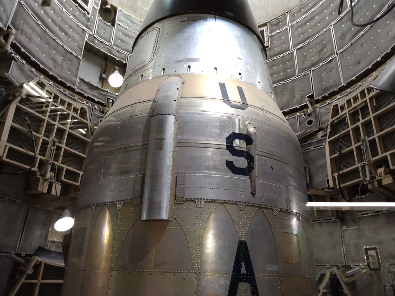 Luego, viajará por el teleférico hasta el nivel 2 del silo de misiles para ver de cerca el misil Titan II. Este recorrido le permite experimentar la paranoia de la Guerra Fría y el ingenio estadounidense mientras sigue los pasos de los hombres y mujeres que operaron el misil terrestre más grande de Estados Unidos jamás desplegado.