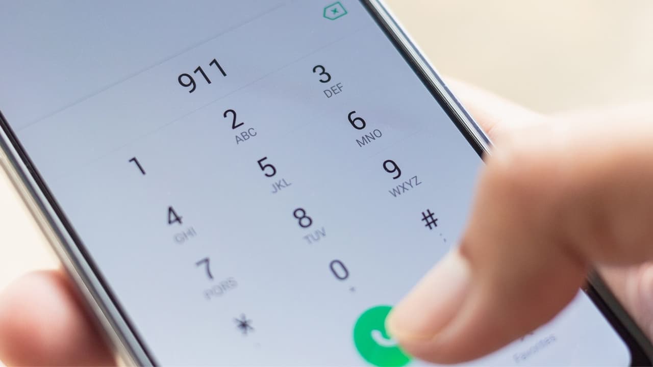 Comunícate con su proveedor de atención médica si estás enfermo y necesitas atención médica. Espera más instrucciones de cuidado y busca refugio en un lugar seguro, si es posible. Si tiene una emergencia médica, llama al 9-1-1.