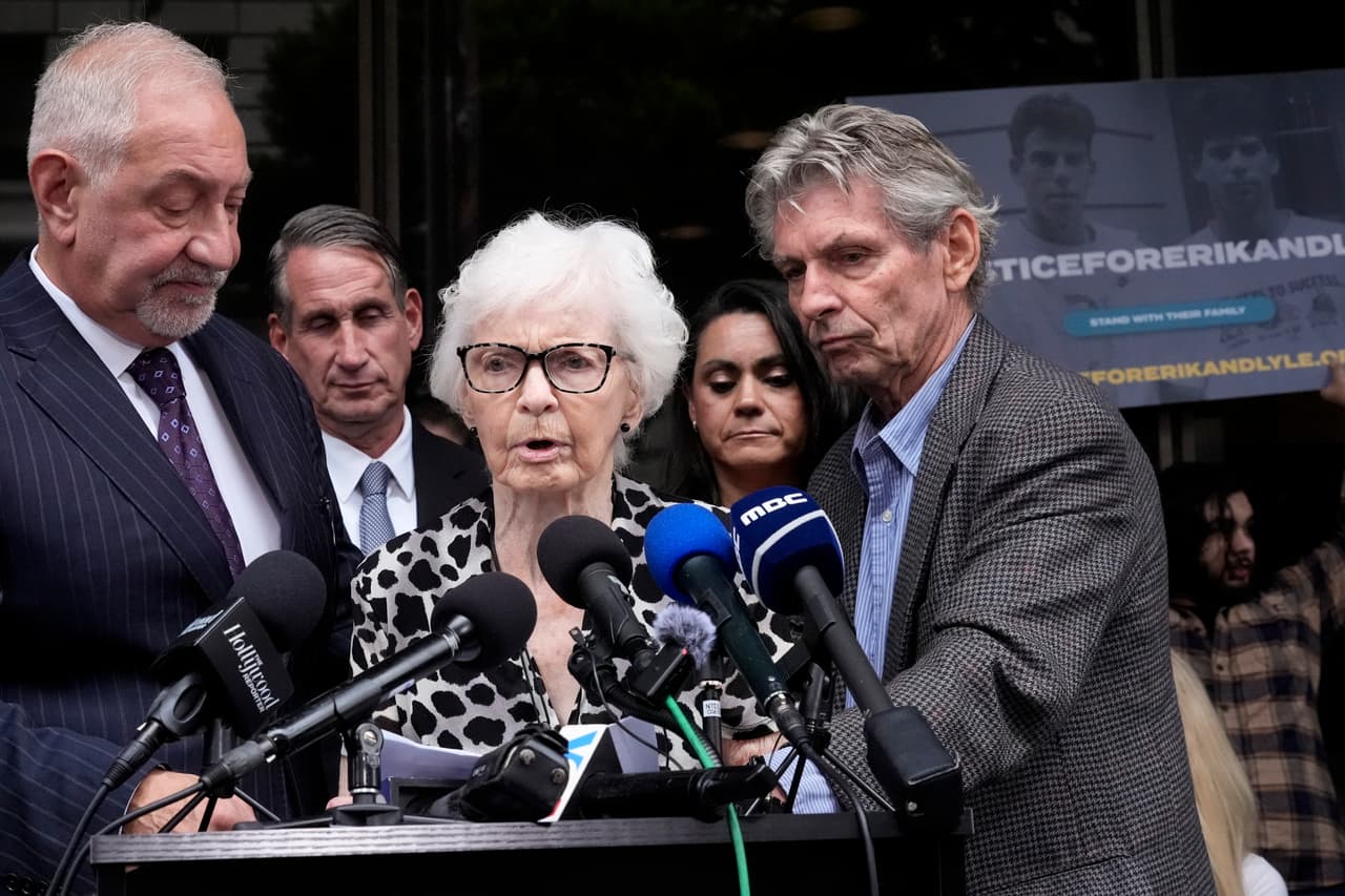 <h2 class="cms-H2-H2">Joan Andersen VanderMolen, 92 años</h2>
<br>Hermana de Kitty Menéndez
<br>
<br>
<b>“Eran dos niños que intentaban sobrevivir </b>a la crueldad indescriptible de su padre”, dijo la hermana de Kitty Menéndez, quien relató que durante años su familia ha pasado años luchando por aceptarlo todo.