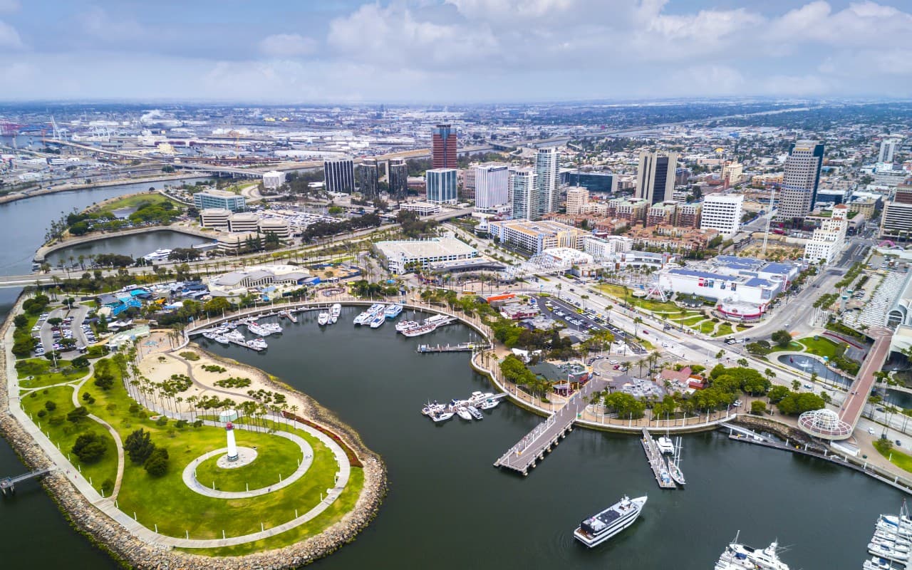 <b>La séptima</b> ciudad menos asequible es 
<a href="https://www.univision.com/local/los-angeles-kmex/long-beach-lanza-programa-educativo">Long Beach</a> con un ingreso familiar promedio de 
<b>$63,017 y un alquiler ponderado promedio de $1,757.</b>
<br>