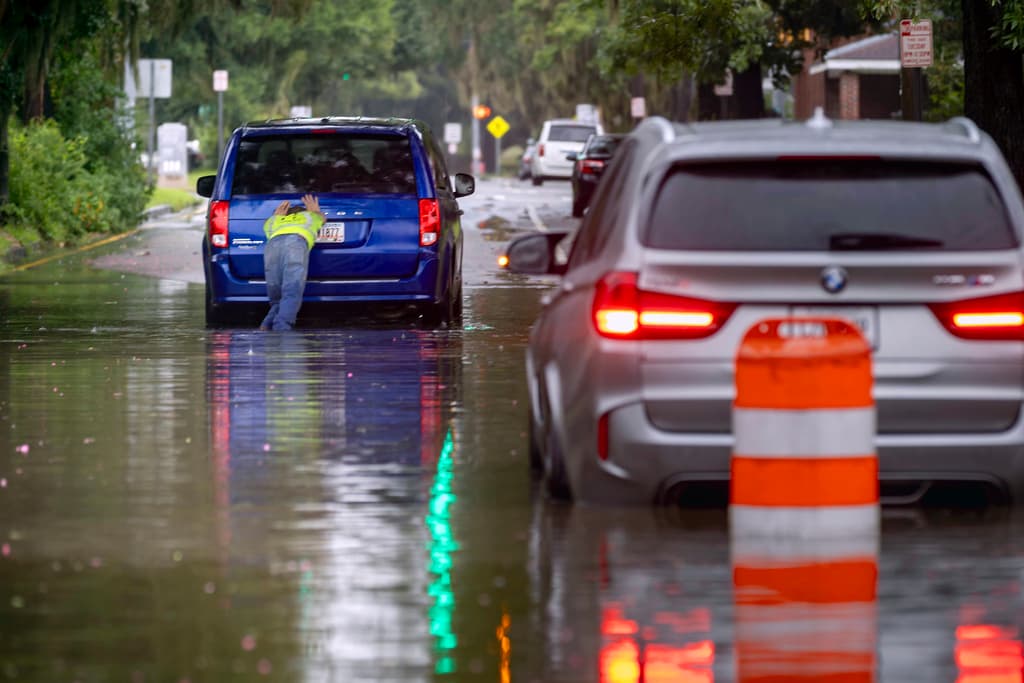 Lluvias vinculadas a la 
<b><a href="https://www.univision.com/local/atlanta-wuvg/georgia-cierres-cancelaciones-afectaciones-tormenta-debby-huracan" target="_blank">tormenta tropical Debby</a></b> comenzaron a provocar 
<b>inundaciones repentinas en Savannah, Georgia</b> temprano este lunes, cuando el sistema aún se mantenía sobre territorio de Florida.