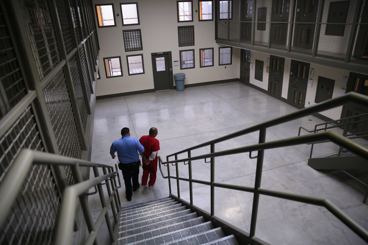 El acuerdo que pone fin a la demanda contra la cárcel de ICE que pagaba $1 a migrantes detenidos para limpiar, cocinar y hacer tareas de mantenimiento