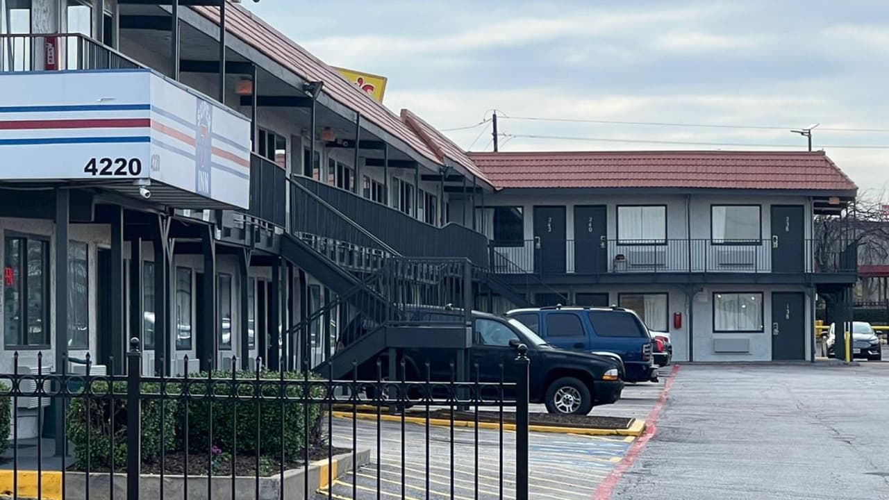 Una denuncia anónima llevó a detectives a hallar a la niña en una habitación de un motel en Dallas