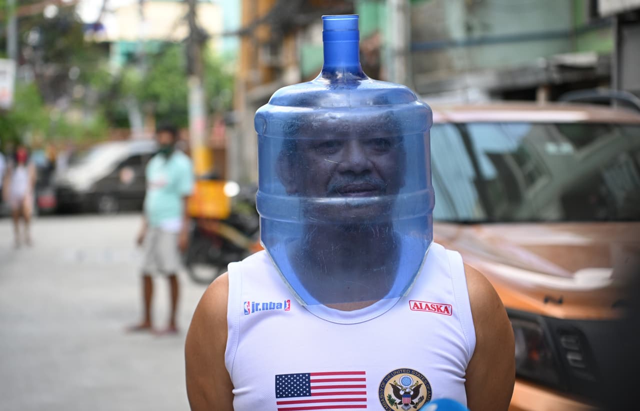Una botella plástica de agua, la alternativa de protección de un residente de Manila, Filipinas. 5 de abril. 
<a href="https://www.univision.com/noticias/salud/coronavirus-esta-guia-visual-te-muestra-tres-metodos-para-hacer-mascarillas-en-casa">Mira aquí una guía visual te muestra tres métodos para hacer mascarillas en casa </a>