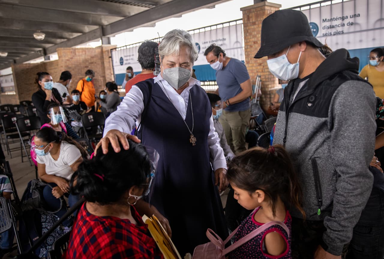 <b>Caridad católica. </b>La hermana Norma Pimentel, Directora Ejecutiva de Caridades Católicas del Valle del Río Grande saluda a un grupo de unos 25 solicitantes de asilo en una estación de autobuses después de que se les permitió cruzar desde un campamento de migrantes en México a los Estados Unidos.