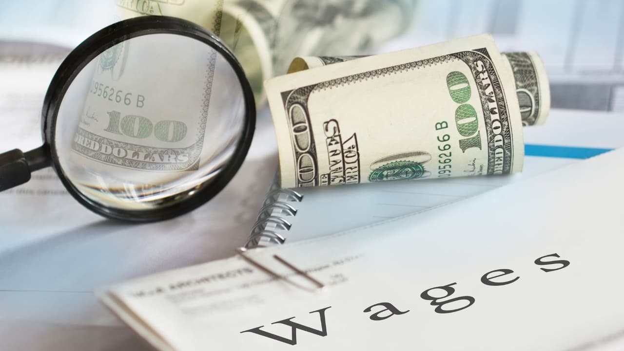 Si en un nuevo empleo te ofrecen mejor salario, pero no ofrece seguro médico, saca lápiz y papel y haz tus cuentas, porque a la larga, el gasto de salud en EEUU es muy alto.