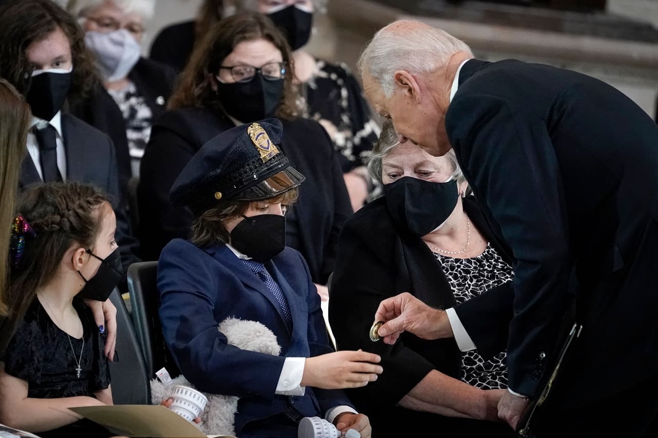 <b>Honores al policía asesinado en el Capitolio: "Se definió por su dignidad, su decencia, su lealtad y su coraje".</b>
<br>
<br>El 13 de abril, Biden y un grupo de congresistas asistieron al funeral de Billy Evans en el Capitolio, quien fue 
<a href="https://www.univision.com/noticias/politica/capitolio-emergencia-policias-heridos-detenido-cierre"><u>atropellado la semana anterior en la barrera protectora del palacio legislativo</u></a>. El presidente se acercó a uno de los hijos del policía para regalarle una moneda. 
<br>
<br>"Te prometo que va a llegar. Solo toma un tiempo. Toma un tiempo, pero cuando llegue, lo sabrás porque él todavía está contigo. Todavía está en tu corazón", dijo Biden. El expresidente Trump fue llevado a un segundo juicio político por su papel instigador en la revuelta. El Senado lo absolvió.
<br>