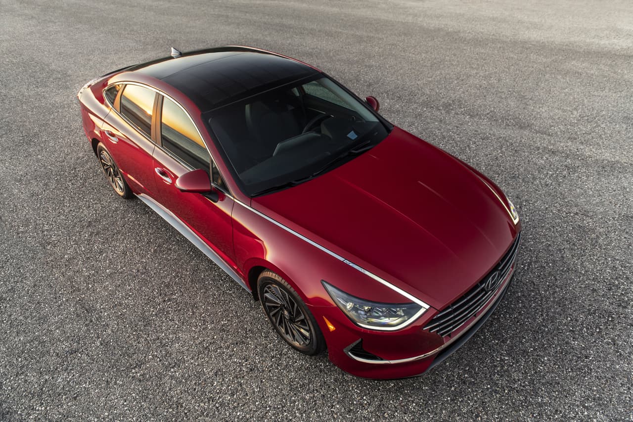 En el marco del Auto Show de Chicago 2020, Hyundai presentó, por primera vez en territorio estadounidense, la variante híbrida del Sonata 2021. Una unidad que entre sus grandes atractivos incluye un nuevo techo solar que aporta la energía suficiente para incrementar su capacidad de recorrido en 800 millas por año.