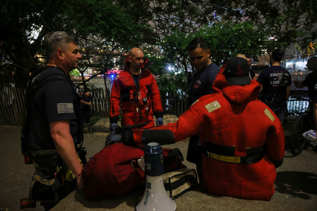 <b><a href="https://www.univision.com/local/nueva-york-wxtv/cinco-muertos-tras-la-caida-de-un-helicoptero-al-east-river-en-nueva-york-y-solo-sobrevive-el-piloto" target="_blank">Buzos del cuerpo de bomberos de la ciudad de Nueva York</a></b> se prepararon para realizar un rescate en el East River, pero no fue necesario. Las autoridades tanto en Nueva York como México aseguraron que 
<b>ningún marinero cayó al agua</b>.