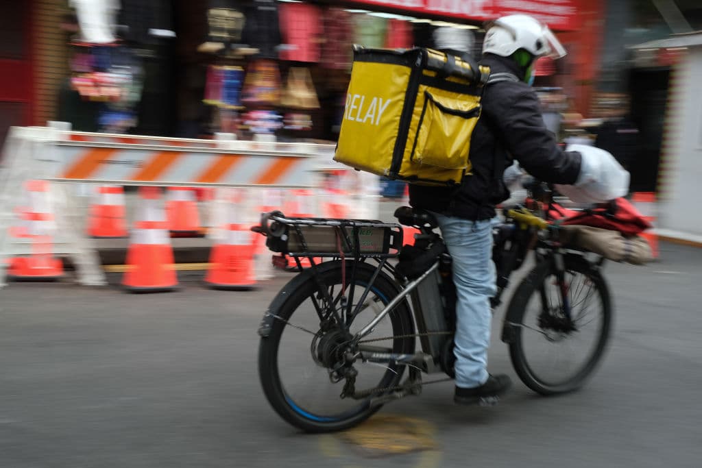 Para más información sobre cómo operar bicicletas eléctricas de manera segura, visita nyc.gov/ebikes.